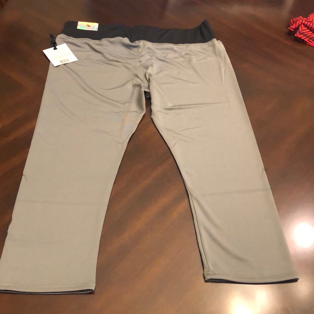 NWT Size Large Emprella Yoga Capris